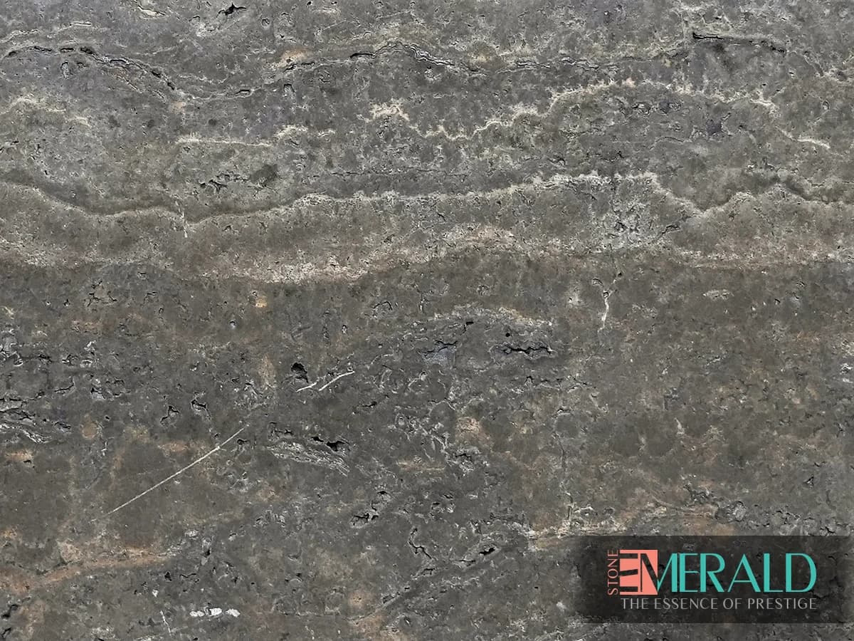 اسلب تراورتن با زمینه طوسی تیره و باند افقی موج‌دار